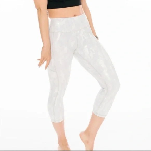 Zyia Womens Silver Metallic Camo Pocket Light n Tight Capri Leggings Size 6-8 - Picture 2 of 13
